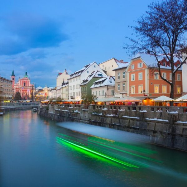view-canal-by-buildings-against-blue-sky_1633784-3710 view-canal-by-buildings-against-blue-sky_1633784-3710